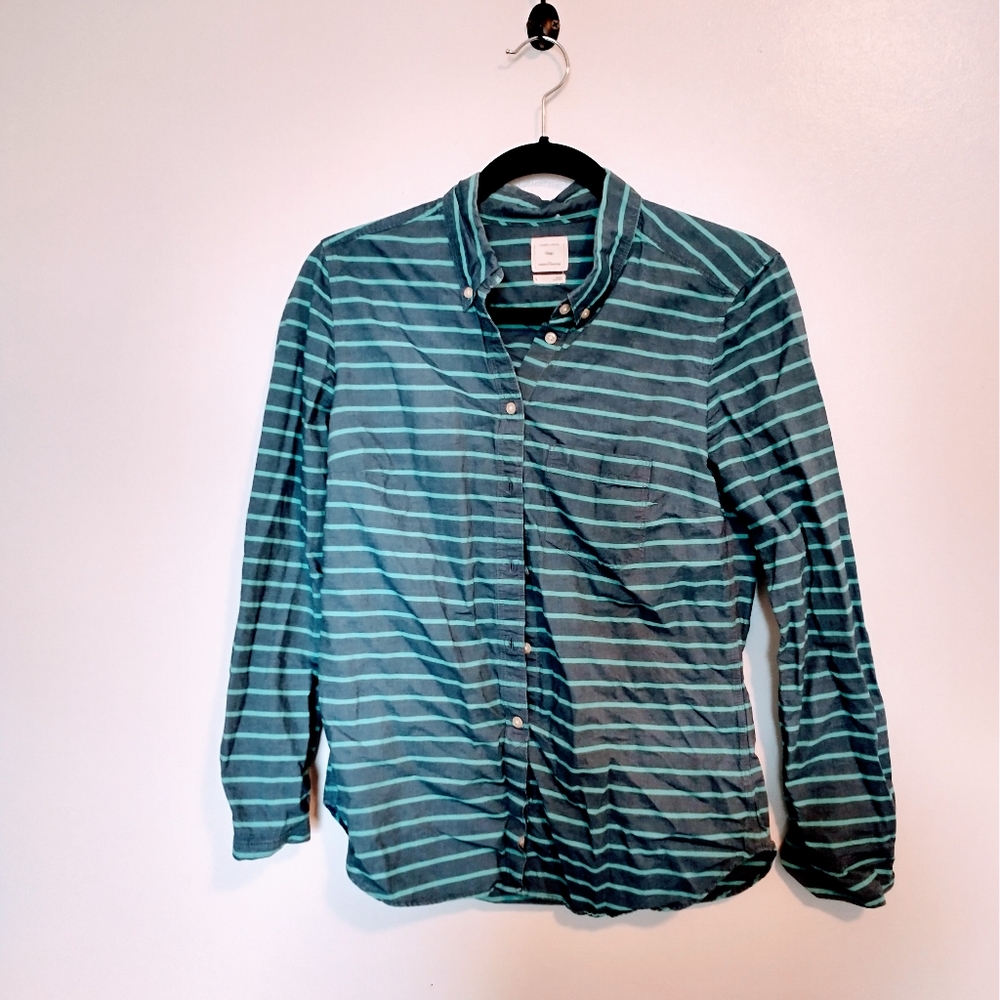 Gap the shrink boyfriend top. striped long sleeve button up with collar size sma